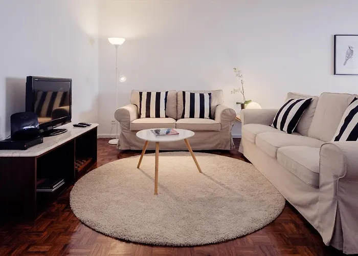 Music House 3 Bedroom W Garage شقة *